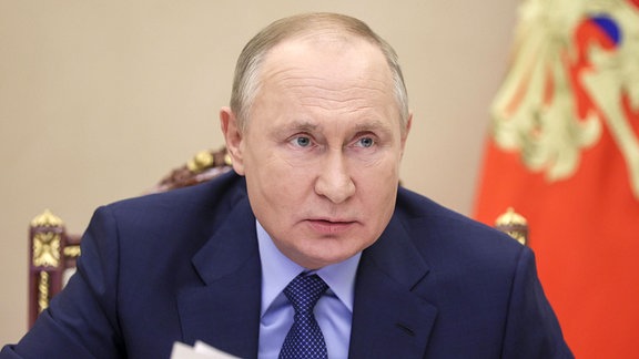 Der russische Präsident Wladimir Putin ist während einer Videokonferenz in seinem Büro im Moskauer Kreml zu sehen