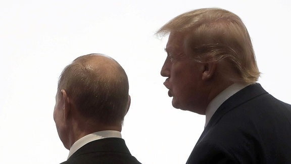 Russlands Präsident Wladimir Putin (L) und US-Präsident Donald Trump posieren bei einer offiziellen Begegnungszeremonie.