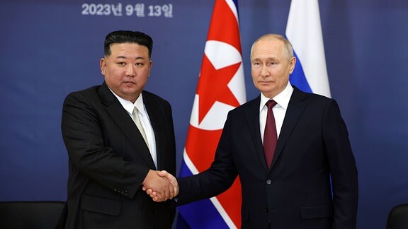Der russische Präsident Wladimir Putin (rechts) und Nordkoreas Machthaber Kim Jong Un geben sich bei ihrem Treffen im Kosmodrom Wostotschny außerhalb der Stadt Ziolkowski die Hand.