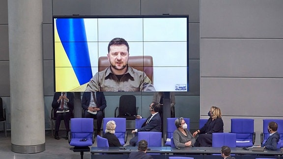 Der ukrainische Praesident Wolodymyr Selenskyj auf einem Bildschirm im Bundestag