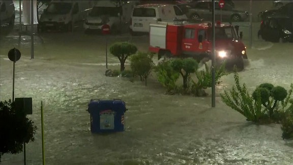 Überflutete Straße nach Unwettern in der griechischen Stadt Volos