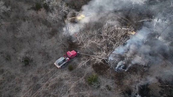 Die Feuerwehr kämpft im US-Bundesstaat Texas gegen Busch- und Waldbrände.