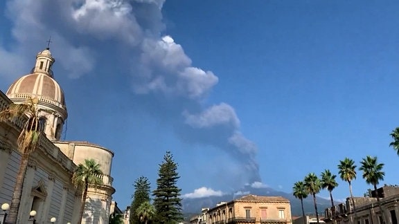 Eine sechs Kilometer hohe Rauchsäule steigt über dem Vulkan Ätna auf