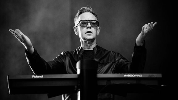 Andy Fletcher auf der Bühne während eines Konzertes.