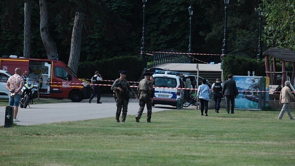 Ein Mann wurde am Donnerstagmorgen in Annecy (Haute-Savoie) unter dem Verdacht festgenommen, sieben Personen mit einem Messer angegriffen zu haben. Unter den Opfern befanden sich sechs kleine Kinder. 