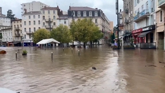 Wassermassen fließen durch das Stadtzentrum von Ardèche. 