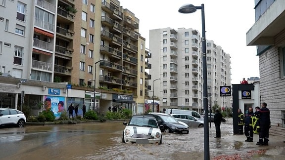 Hochwasser und parkende Autos in einer französischen Stadt. 