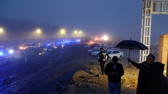 Fahrzeuge von Rettungsteams im Nebel in der Nähe des Unglücksortes des Hubschraubers