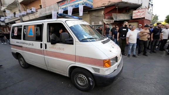 Ein Krankenwagen, der vermutlich Verwundete transportiert, nachdem mehrere Explosionen während der Beerdigung von vier Hisbollah-Kämpfern zu hören waren, die am Montag durch Explosionen ihrer Pager getötet wurden. 