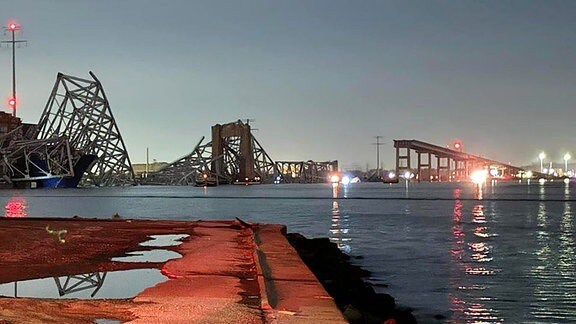Eine eingestürtzte Brücke in Baltimore, nachdem ein Containerschiff sie am frühen Dienstag (26.03.2024) gerammt hatte.