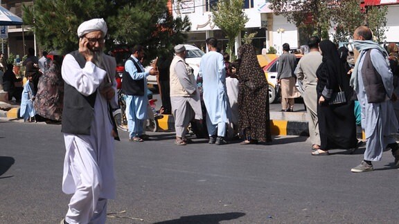 Menschen nach einem Erdbeben auf eine Straße in Herat.