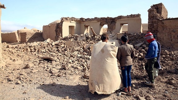 Afghanische Jungen stehen inmitten von Trümmern nach einem starken Erdbeben in der Provinz Herat.