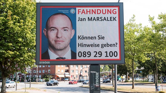Ein Fahndungsaufruf nach Jan Marsalek, Ex-Vertriebsvorstands des Dax-Konzerns Wirecard, ist im Stadtteil Horn auf einer Leuchtreklame angezeigt