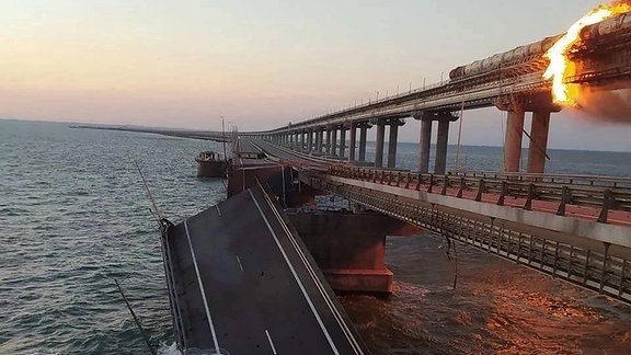 Schwarzer Rauch steigt von einem Feuer auf der Kertsch-Brücke auf, die die Krim mit Russland verbindet, nachdem am Samstag, dem 8. Oktober 2022, ein Lastwagen in der Nähe von Kertsch explodiert war.