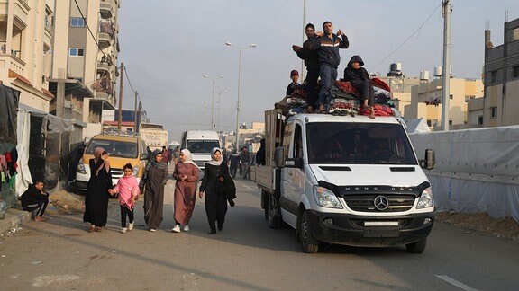 Palästinenser, die vor den israelischen Angriffen auf den Gazastreifen fliehen, kommen in Rafah an.