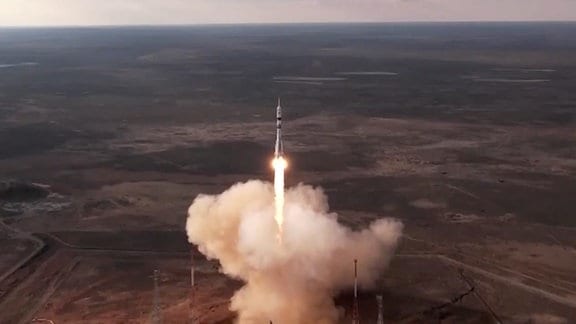 Auf diesem vom Raumfahrtkonzern Roskosmos veröffentlichten Foto hebt die Sojus-2.1a-Rakete mit dem Sojus-MS-25-Raumschiff von der von Russland gepachteten Startanlage Baikonur in Kasachstan ab.