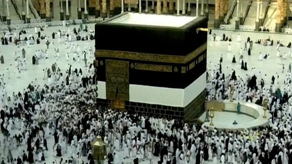 Zahlreiche Muslime rundt rund um die Kaaba, das würfelförmige Gebäude im Innenhof der Heiligen Moschee in Mekka
