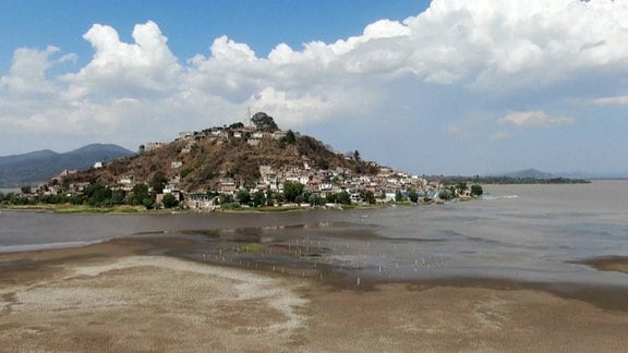 Der Patzcuaro-See in Mexiko stark ausgetrocknet und der Boden ist zu sehen. 