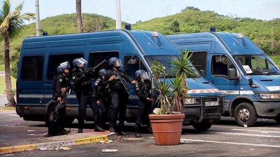 Polizisten auf Neukaledonien mit Gummigeschossen. 