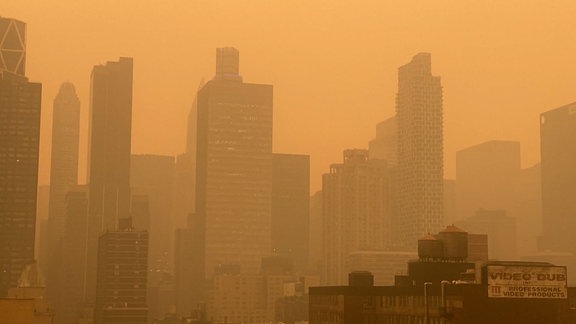 Mehrere Wolkenkratzer umhüllt von orangfarbenem Nebel
