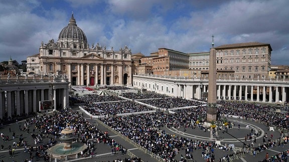 Gläubige versammeln sich auf dem Petersplatz während der Palmsonntagsmesse von Papst Franziskus