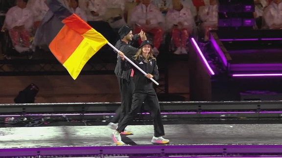 Schwimmerin  Elena Semechin und Fechter Maurice Schmidt mit Fahne