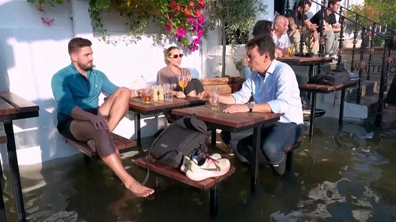 Gäste im Pub "White Cross" in London bei Hochwasser 