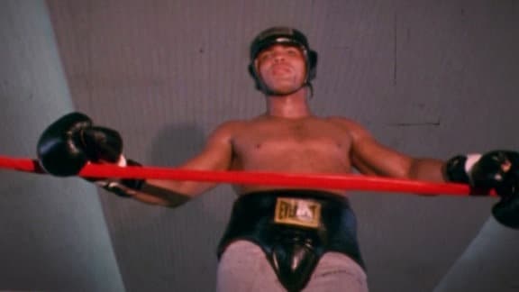 Muhammad Ali vor dem "Rumble in the Jungle", im Boxring mit Helm.