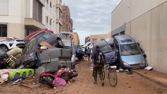 Noch immer viele Menschen nach Flutkatastrophe in Spanien vermisst