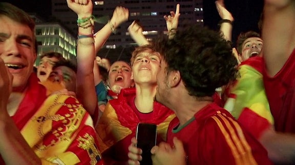 Spanische Jugendliche jubeln über Fußball-EM-Sieg