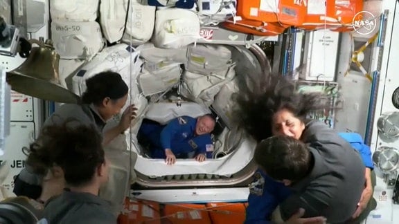 US-Astronauten schweben auf ISS ein 