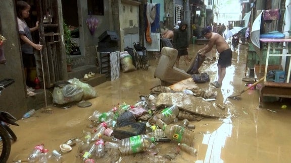 Verwüstete Straße auf den Philippinen nach Taifun "Gaemi"