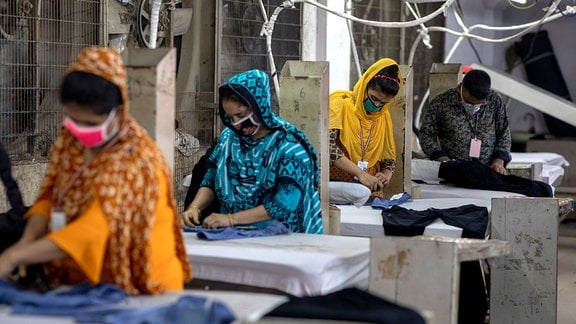Frauen arbeiten in einer Textilfabrik