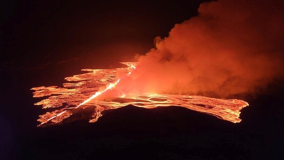 Luftaufnahme des Vulkanausbruchs bei Nacht