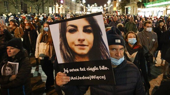 Tausende protestieren gegen Abtreibungsgesetze nach dem Tod einer schwangeren Frau in Warschau, Polen.