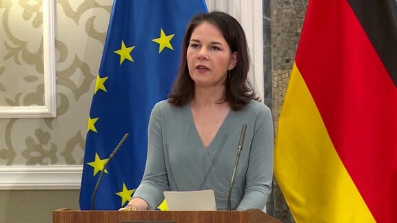 Annnalena Baerbock am Rednerpult, EU-Flagge und Deutschlandflagge im Hintergrund