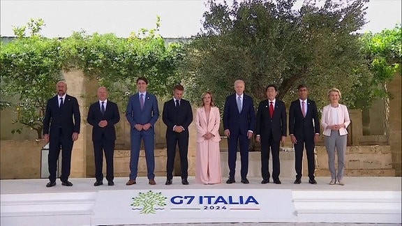 Die Staats- und Regierungschefs der G7-Nationen nebeneinander