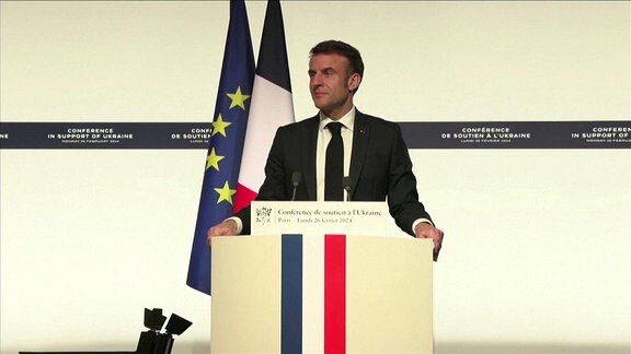 Frankreichs Präsident Macron auf einer Pressekonferenz nach einem Treffen mit Staats- und Regierungschefs.