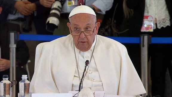 Papst Franziskus am Tisch des G7-Gipfels