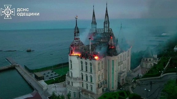 Eine brennende Kirche im ukrainischen Odessa 
