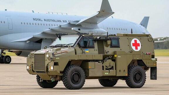 Ein Bushmaster PMV wird in ein Flugzeug verladen