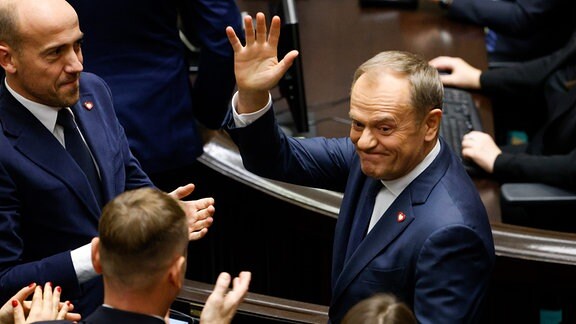 Donald Tusk, Oppositionsführer, winkt nach seiner Wahl zum polnischen Premierminister im Parlament. 
