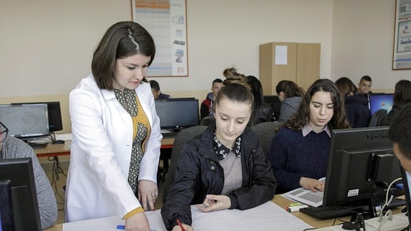 Jugendliche in einer albanischen Berufsschule