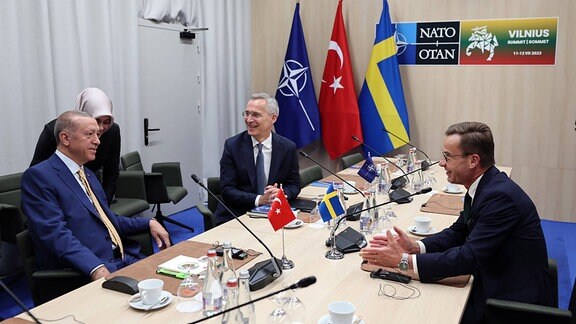 Präsident Recep Tayyip Erdogan hält ein dreiseitiges Treffen mit NATO-Generalsekretär Jens Stoltenberg und dem schwedischen Premierminister Ulf Christson am Rande des NATO-Gipfels der Staats- und Regierungschefs in Vilnius, Litauen, ab. 