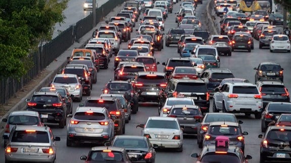 Stau auf einer Autobahn im Südlibanon