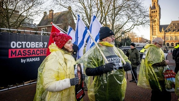 Israelische Sympathisanten beteiligen sich an Demonstrationen, die während der Anhörung vor dem Internationalen Gerichtshof zu einer Völkermord-Klage Südafrikas gegen Israel stattfinden