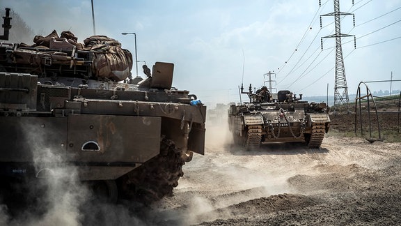 Israelische Kampffahrzeuge und Panzer in der Nähe der Grenze zwischen Israel und Gaza