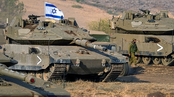 Israelische Panzer stehen in der Nähe der Grenze zum Libanon. 