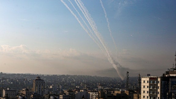 Am Himmel über dem Gazastreifen sind Raketen zu sehen, die in Richtung Israel fliegen.