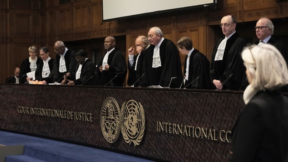Aharon Barak und Dikgang Ernest Moseneke führen den Vorsitz bei der Eröffnung der Anhörungen am Internationalen Gerichtshof.